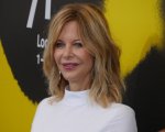 Meg Ryan posa con Michael J. Fox per sostenere l'uscita del suo documentario, ma i fan stentano a riconoscerla