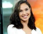 Gal Gadot incoraggia un bambino che va a scuola vestito da Wonder Woman