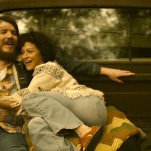 Blaze: Alia Shawkat e Ben Dickey ridono in una scena