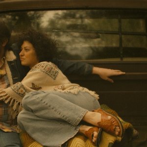 Blaze: Alia Shawkat e Ben Dickey in una scena