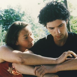 Un ragazzo, tre ragazze: una scena del film