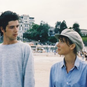 Un ragazzo, tre ragazze: un momento del film