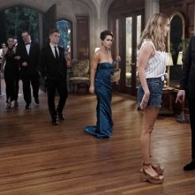 Insatiable: Dallas Roberts, Debby Ryan e Alyssa Milano in una scena della serie