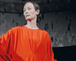 Suspiria: Tilda Swinton è Madame Blanc nella nuova foto