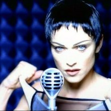 Madonna nel video di Rain