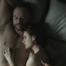 La settima musa: Elliot Cowan e Manuela Vellés  in una scena del film