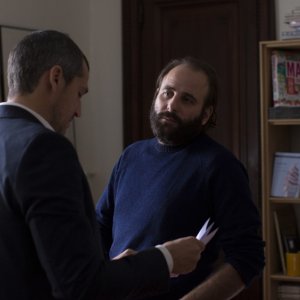 Il Gioco delle Coppie: Guillaume Canet e Vincent Macaigne in una scena del film