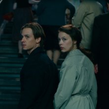 Opera senza autore: Tom Schilling e Paula Beer in un momento del film