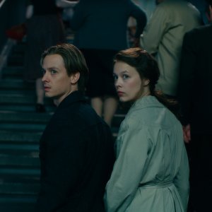 Opera senza autore: Tom Schilling e Paula Beer in un momento del film