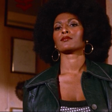 Foxy Brown: Pam Grier in una scena del film