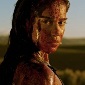 Revenge: un primo piano di Matilda Lutz col volto incrostato di sangue