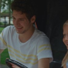 Amanda: Isaure Multrier e Vincent Lacoste in una scena del film