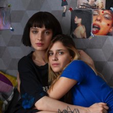 Baby: Benedetta Porcaroli e Alice Pagani in una scena della serie