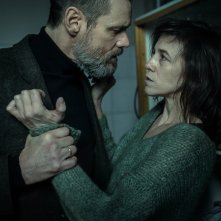 Dark Crimes: Jim Carrey e Charlotte Gainsbourg in una scena del film