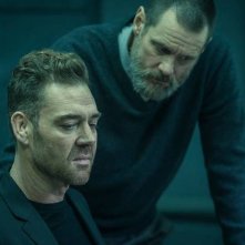 Dark Crimes: Jim Carrey e Marton Csokas in una scena del film