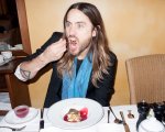 Jared Leto rischia di dare fuoco alla cucina mentre fa i popcorn (VIDEO)