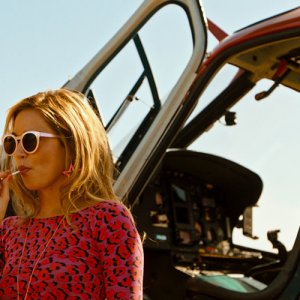 Revenge: Matilda Lutz e Kevin Janssens in un'immagine del film