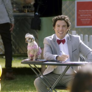 Dog Days: Jon Bass in una scena del film