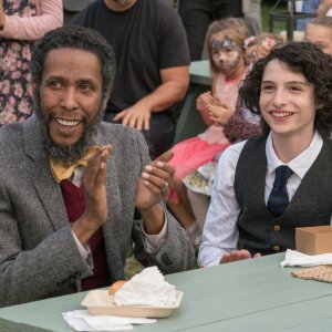 Dog Days: Ron Cephas Jones e Finn Wolfhard in una scena del film