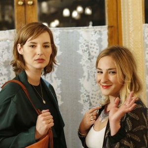 Separati ma non troppo: Louise Bourgoin e Marilou Berry in una scena del film