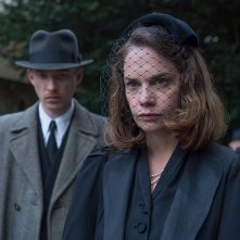 The Little Stranger: Ruth Wilson e Domhnall Gleeson una scena del film