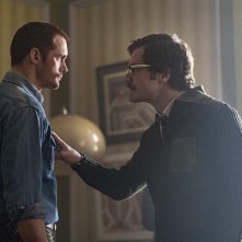 The Little Drummer Girl: Alexander Skarsgård e Michael Shannon in una scena