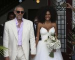 Vincent Cassel, sposo in bianco e rosa per il matrimonio con Tina Kunakey