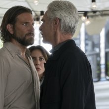 A Star is Born: Lady Gaga, Bradley Cooper e Sam Elliott in una scena del film