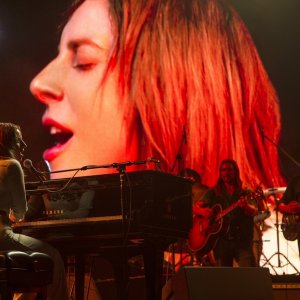 A Star is Born: Lady Gaga e Bradley Cooper in una scena del film