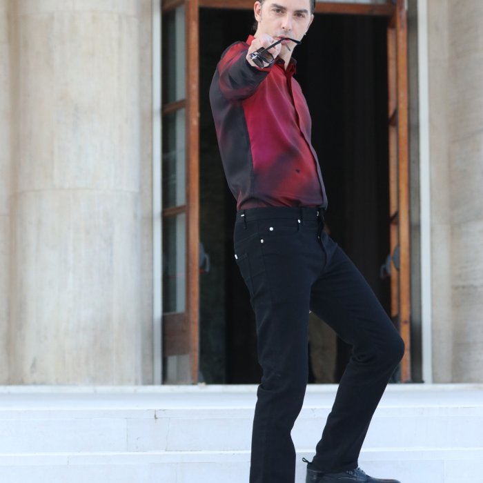 Venezia 2018: Michele Riondino, padrino della manifestazione, posa davanti ai fotografi