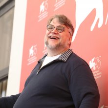 Venezia 2018: un sorridente Guillermo del Toro al photocall delle giurie