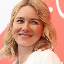 Venezia 2018: una sorridente Naomi Watt al photocall delle giurie