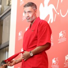 Venezia 2018: uno scatto di Taika Waititi al photocall delle giurie