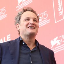 Venezia 2018: un sorridente Jason Clark al photocall de Il primo uomo