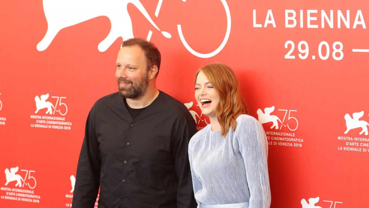 Emma Stone e Yorgos Lanthimos sorridono ai fotografi