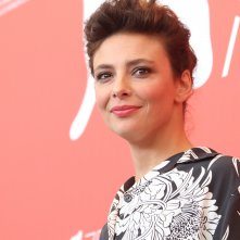 Venezia 2018: Jasmine Trinca sorridente al photocall di Sulla mia pelle