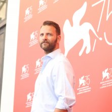 Venezia 2018: Alessandro Borghi sorridente al photocall di Sulla mia pelle