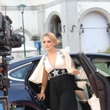 Venezia 2018: Carolina Crescentini arriva sul red carpet di apertura