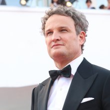 Venezia 2018: Jason Clark sul red carpet di apertura