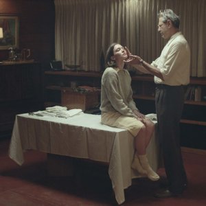 The Mountain: Jeff Goldblum e Hannah Gross in una scena del film