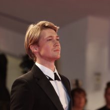 Venezia 2018: una foto di Joe Alwyn sul red carpet de La favorita
