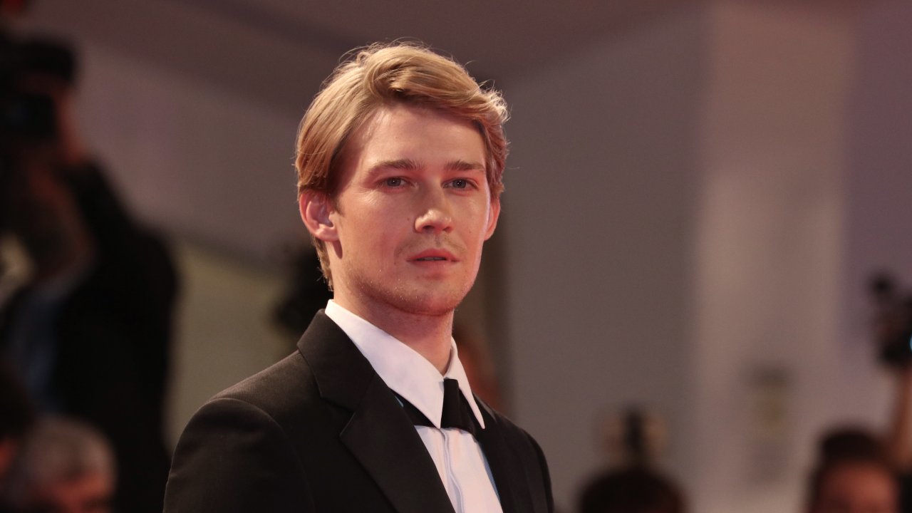 Joe Alwyn sfila sul red carpet della Mostra di Venezia 2018