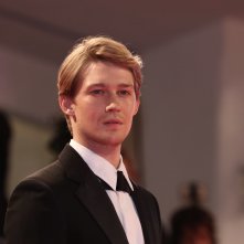 Venezia 2018: Joe Alwyn sul red carpet de La favorita