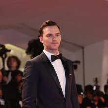 Venezia 2018: uno scatto di Nicholas Hoult sul red carpet de La favorita