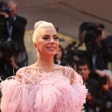 Venezia 2018: Lady Gaga posa sul red carpet di A Star is Born