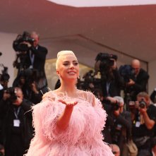 Venezia 2018: Lady Gaga saluta i fotografi sul red carpet di A Star is Born
