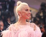 Lady Gaga e Cate Blanchett a Venezia 75: delirio e piume sul red carpet