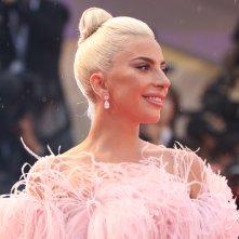 Venezia 2018: una sorridente Lady Gaga sul red carpet di A Star is Born