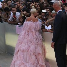 Venezia 2018: Lady Gaga firma autografi sul red carpet di A Star is Born