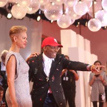 Venezia 2018: uno scatto di Spike Lee sul red carpet di A Star is Born